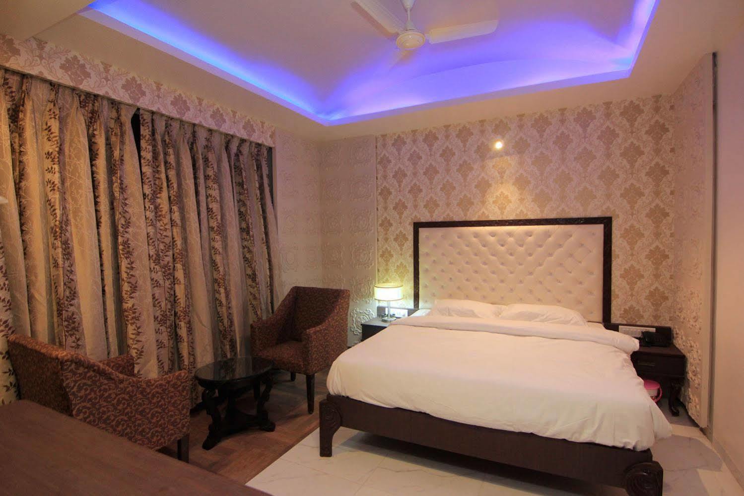 Hotel Sai Dharam Palace Shirdi Exterior foto
